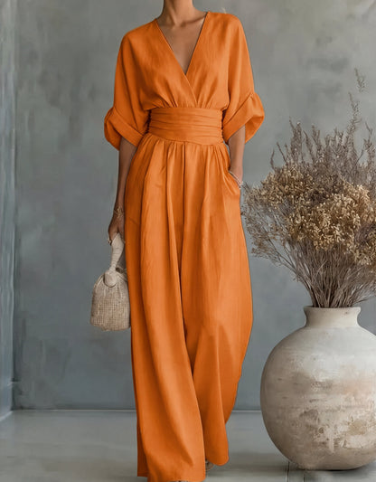 Mono largo naranja con escote en V y pierna ancha, fruncido a la cintura y mangas kimono.
