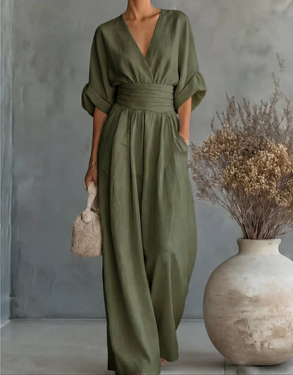 Mono largo verde oliva con escote en V y pierna ancha, cinturón fruncido y mangas tipo kimono.