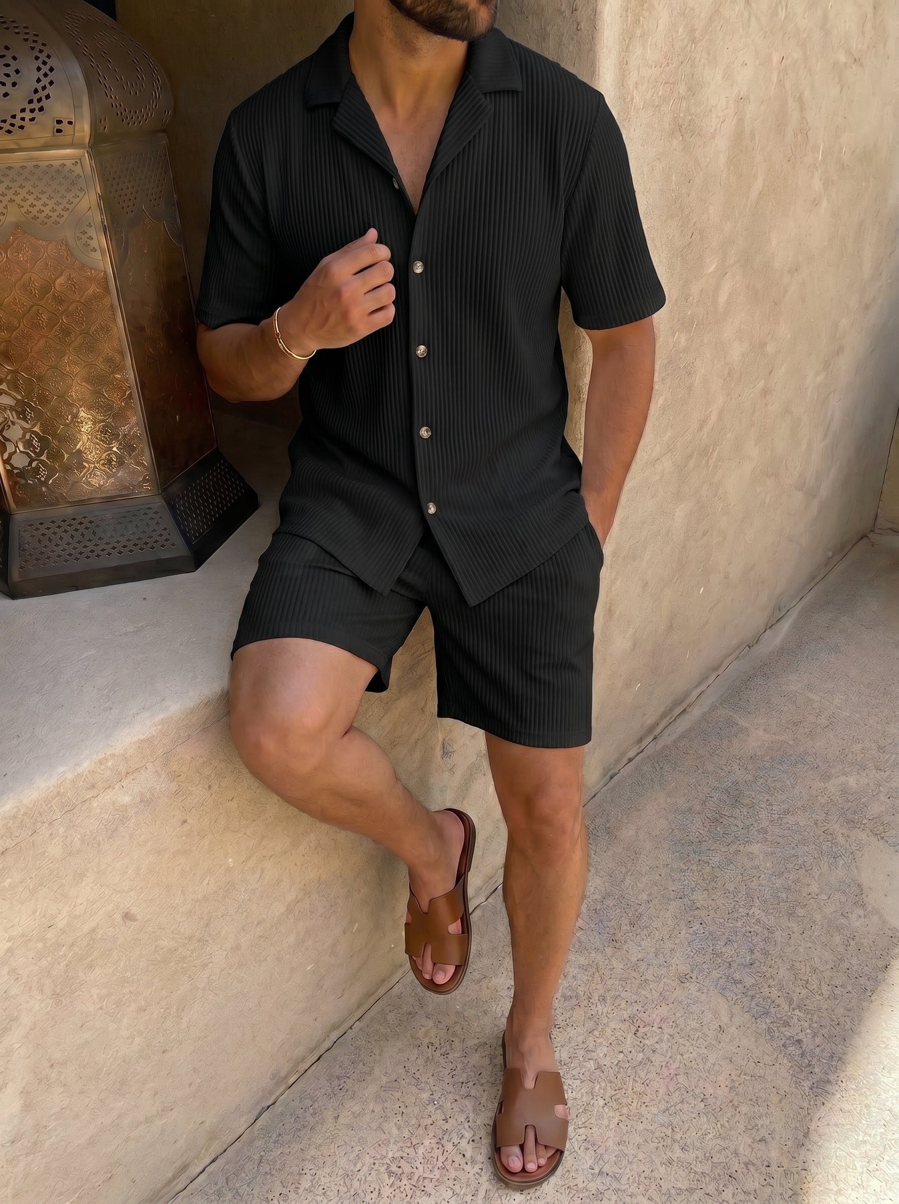 Conjunto negro: camisa abotonada de manga corta y bermudas a juego con rayas