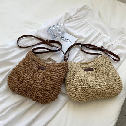 Bolso de paja bandolera, dos colores caqui y beige, correa de cuero y placa