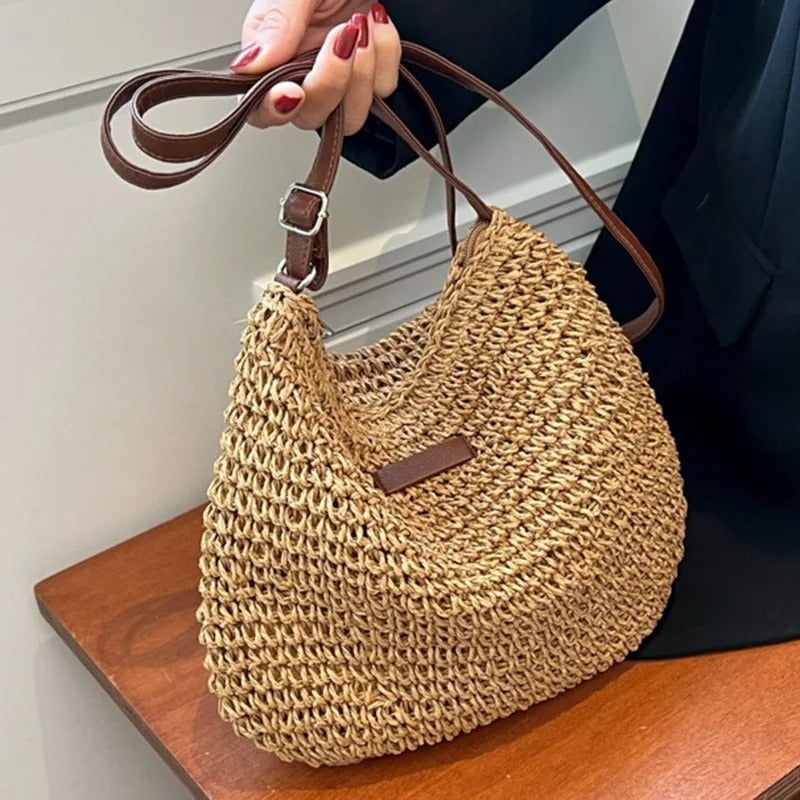Bolso bandolera de paja trenzada caqui con correa marrón y cierre metálico