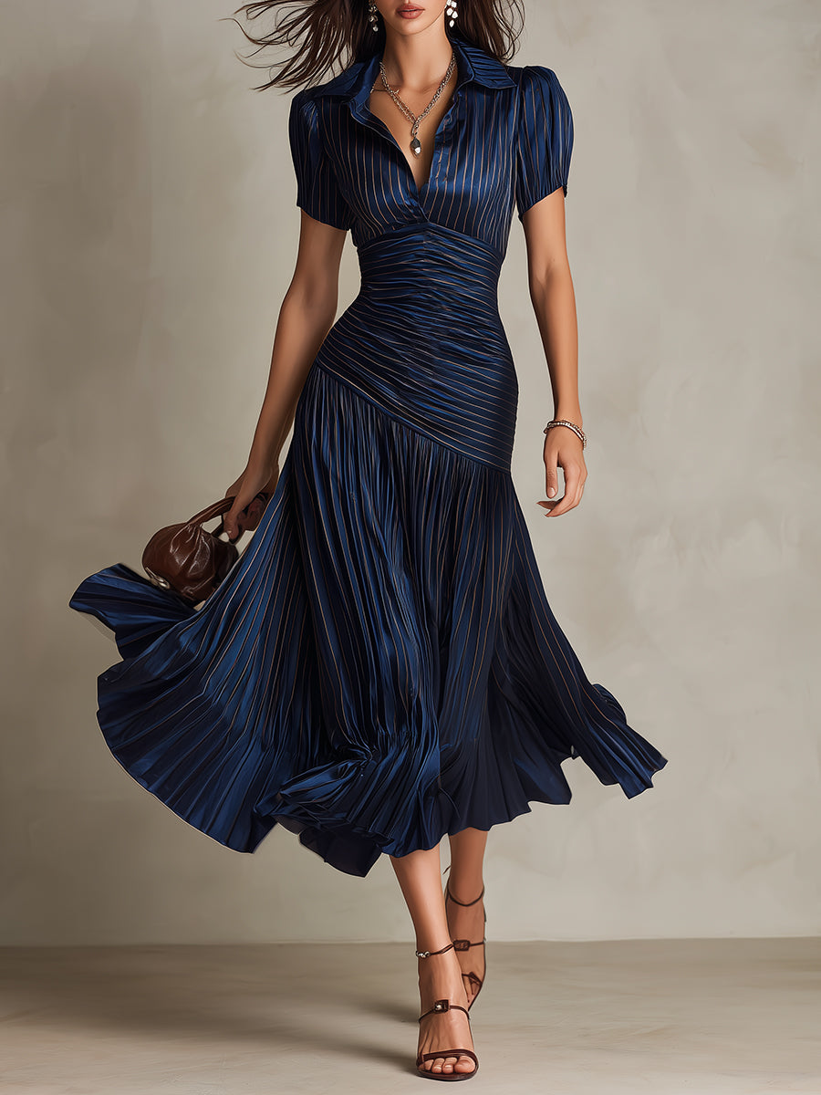 Vestido midi de satén azul oscuro con rayas, escote pico, manga corta y falda plisada acampanada