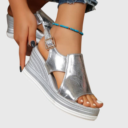 Sandalias ortopédicas plateadas con plataforma, tiras y pulsera de cuentas azules