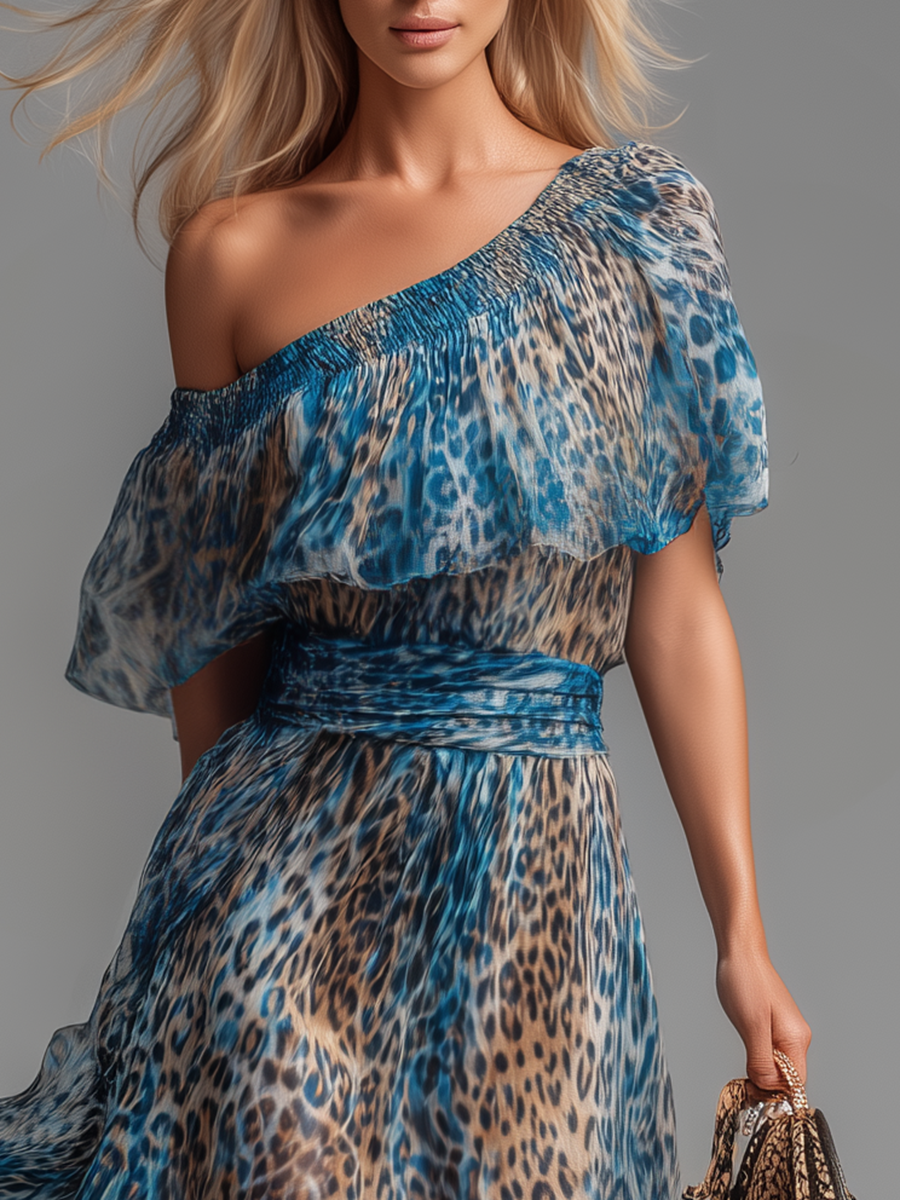 Vestido largo de gasa azul con estampado leopardo, un hombro descubierto y frunce
