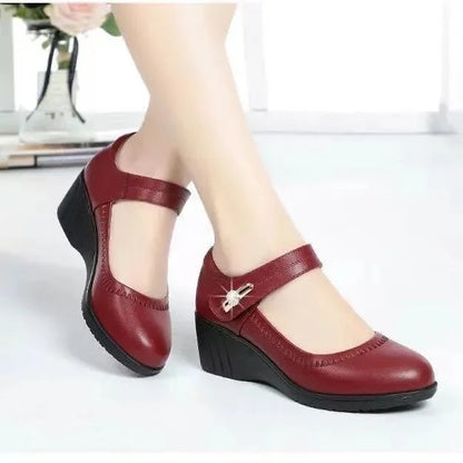 Zapatos de tacón medio burdeos de piel sintética con tira ajustable y hebilla