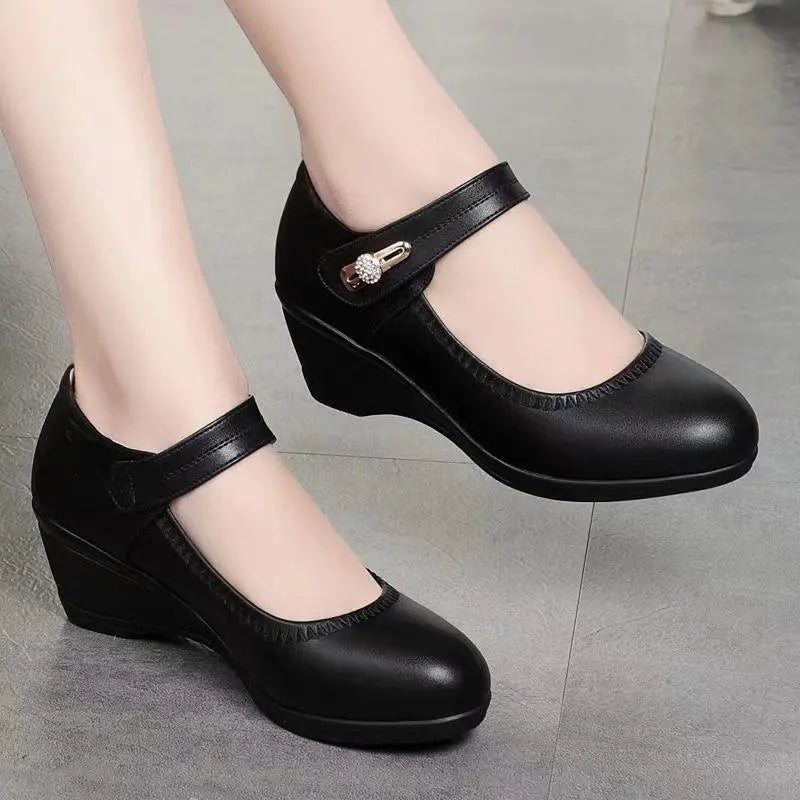 Zapatos de tacón medio negros con tira ajustable y adorno central metálico