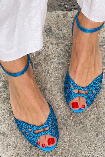 Sandalias intrecciadas azules con punta abierta y pulsera al tobillo
