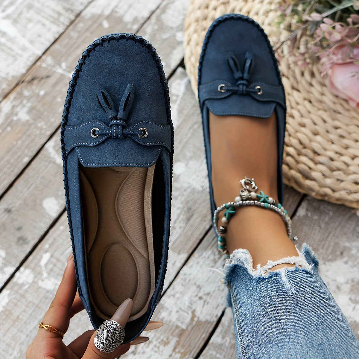 Mocasines azules de gamuza con lazo y cordones en el empeine; interior beige visible