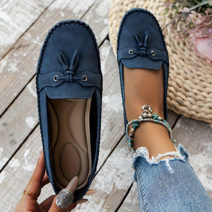Mocasines azules de gamuza con lazo y cordones en el empeine; interior beige visible