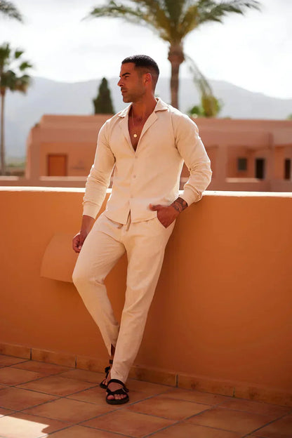 Conjunto premium de hombre beige, camisa de botones y pantalón entallado
