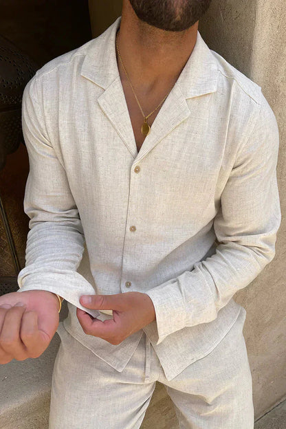 Conjunto premium de hombre blanco, camisa de botones y pantalón a juego