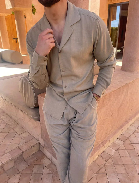 Conjunto premium de hombre gris claro, chaqueta de botones y pantalón a juego