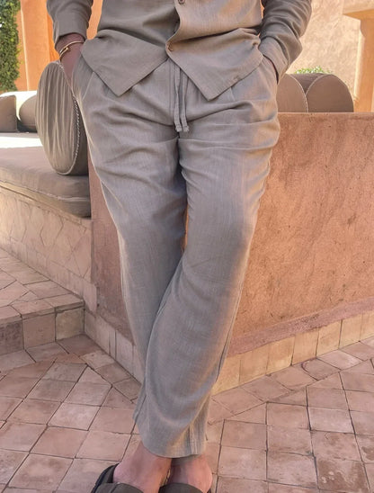 Conjunto premium de hombre gris claro, pantalón recto con bolsillo y cinturilla