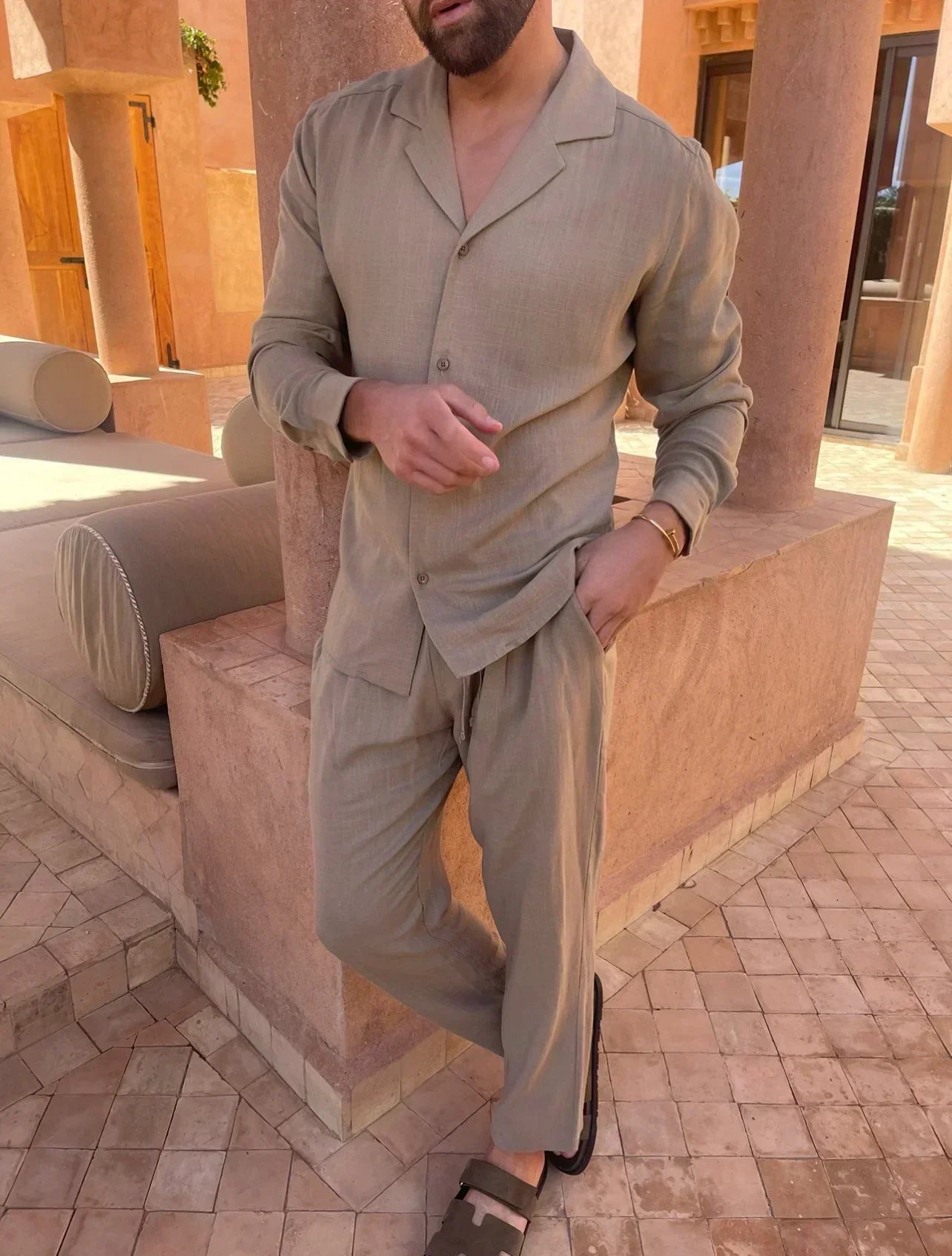 Conjunto premium de hombre gris claro, chaqueta con botones y pantalón a juego