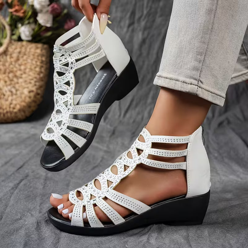 Sandalias blancas con tiras troqueladas y plataforma ancha, sujeción trasera con velcro