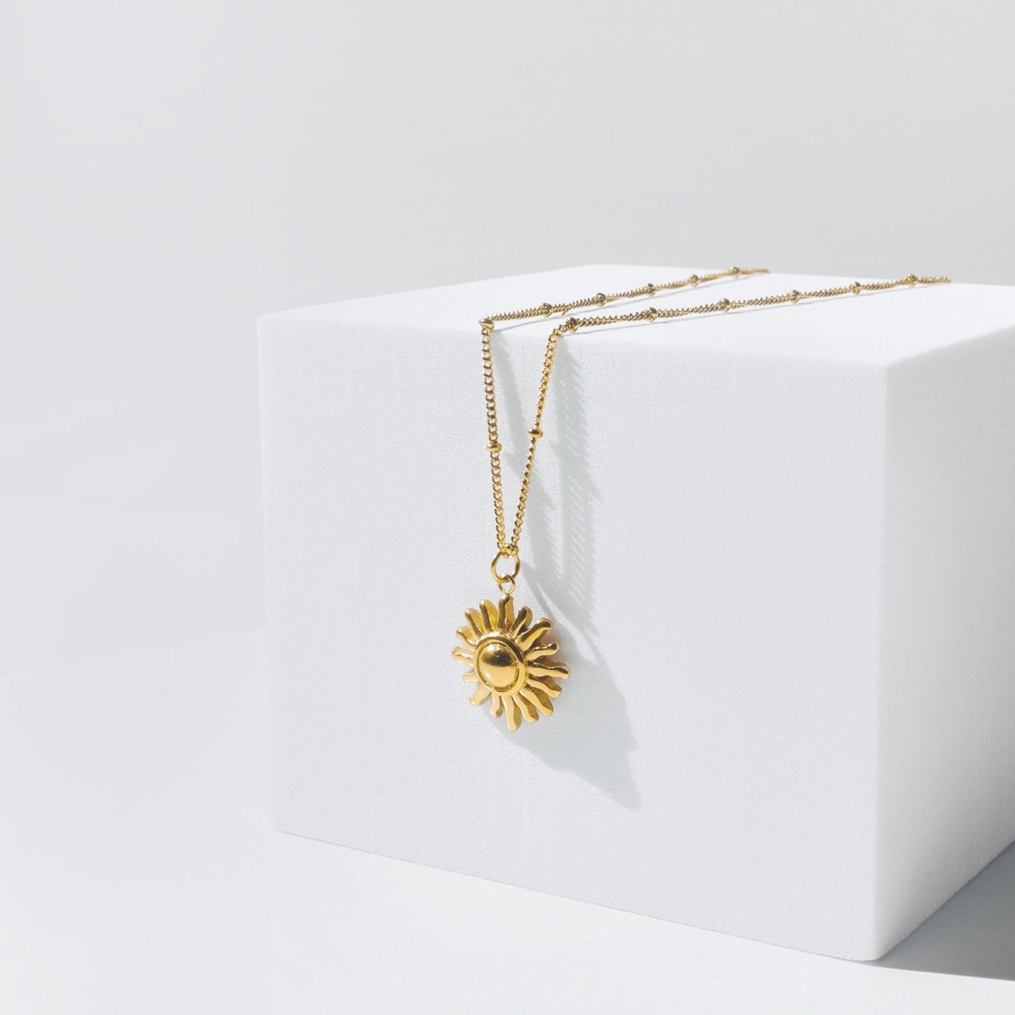Collar de sol con dije dorado y cadena fina