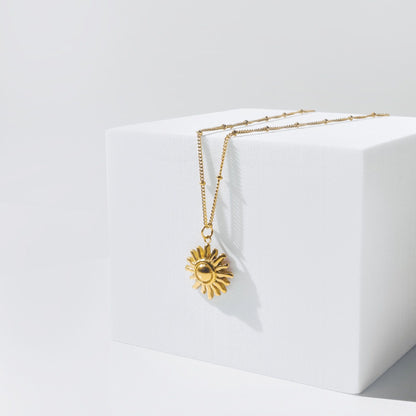 Collar de sol con dije dorado y cadena fina