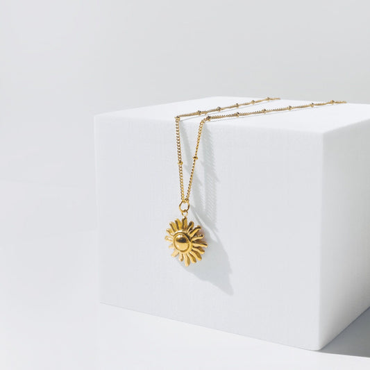 Collar de sol con dije dorado y cadena fina