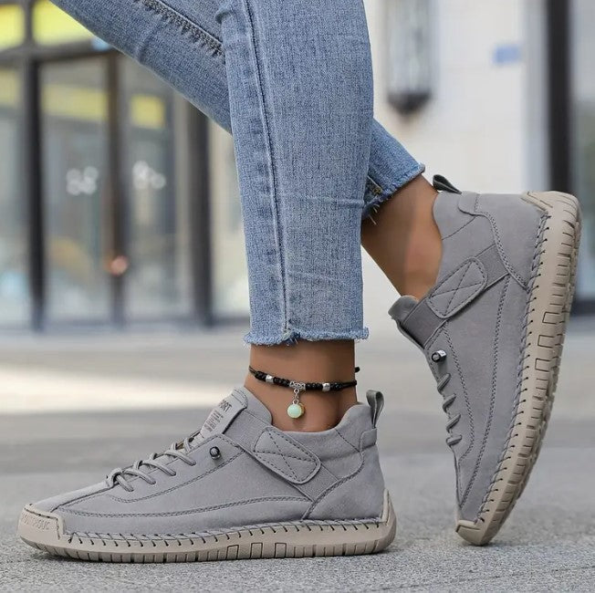 Zapatillas ortopédicas grises con cierre de velcro y cordones, suela beige