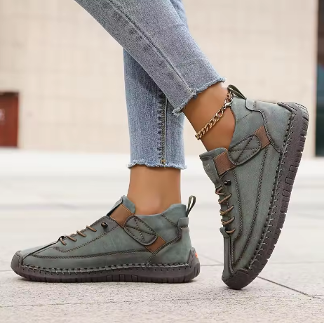 Zapatillas ortopédicas grises/verde con cordones, tira ajustable y suela con dibujo.