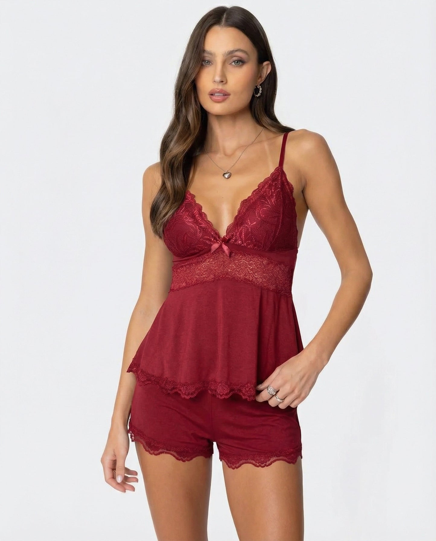 Conjunto de pijama de encaje burdeos con top de tirantes y pantalones cortos