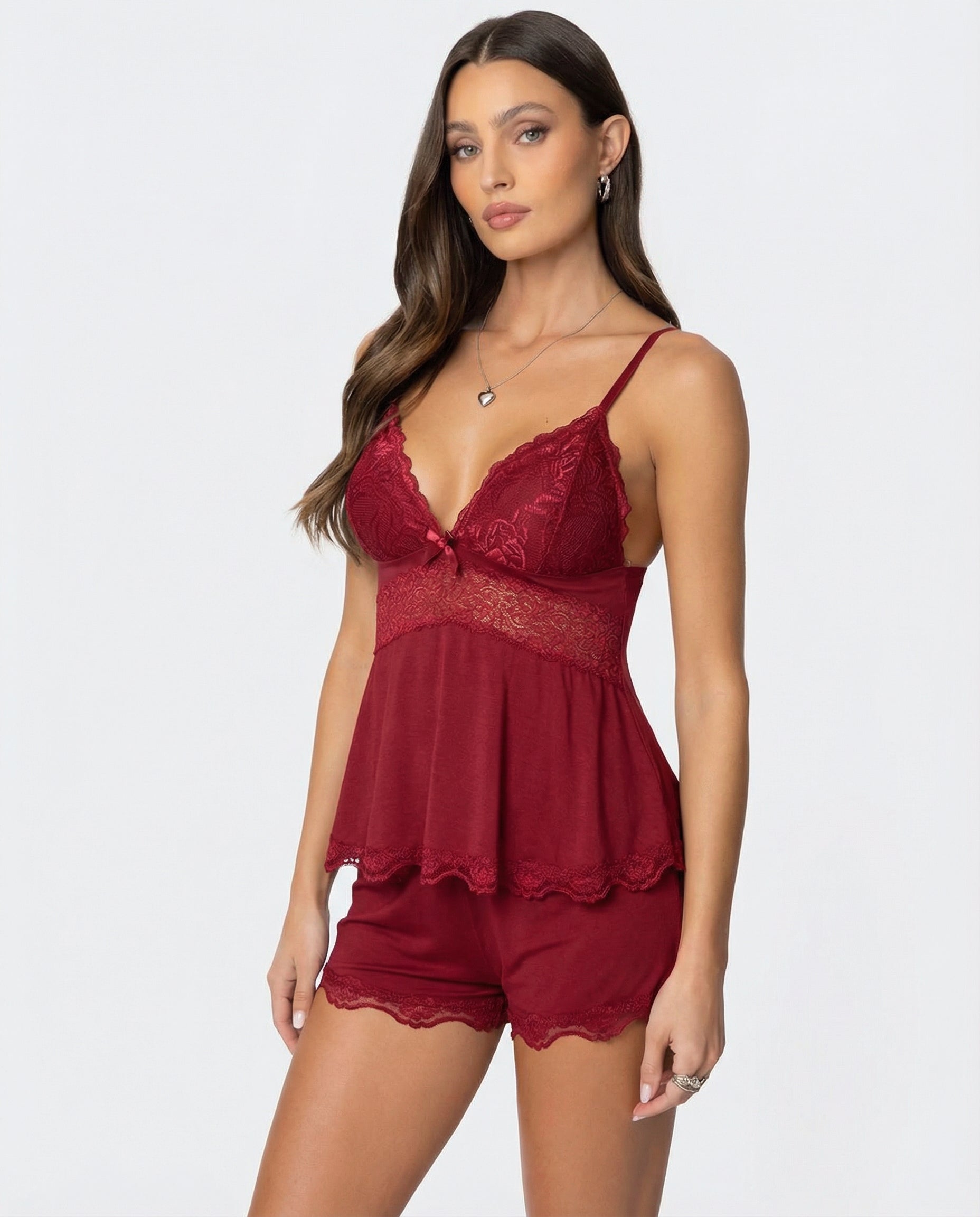 Conjunto de pijama de encaje burdeos con top de tirantes y pantalones cortos con volante