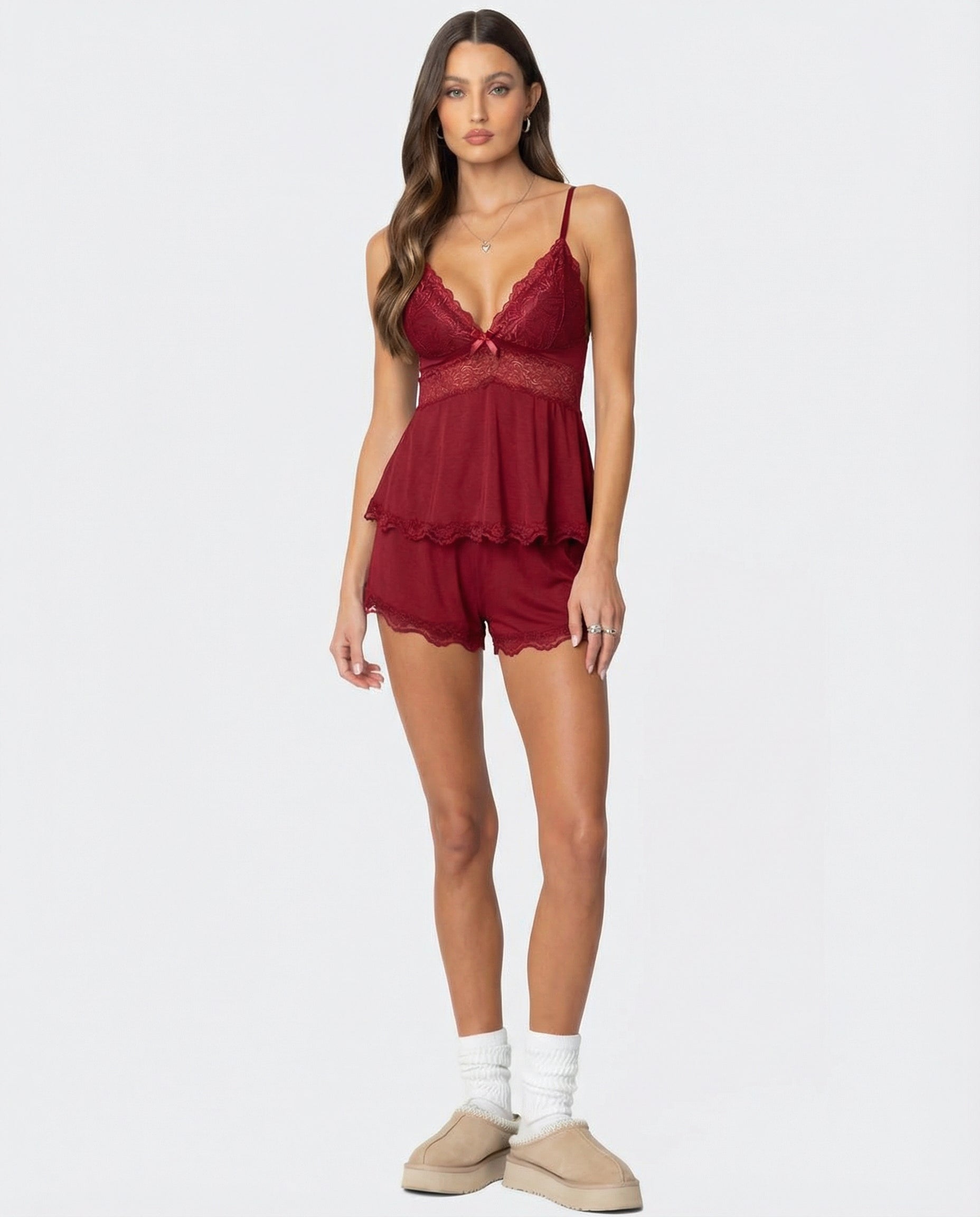 Conjunto de pijama de encaje burdeos con top de tirantes y pantalones cortos