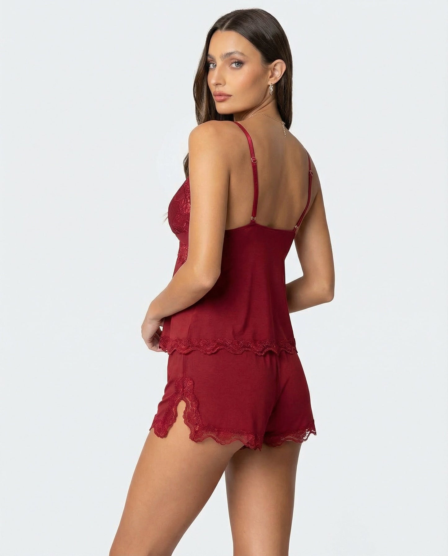 Conjunto de pijama de encaje burdeos visto de lado: top y pantalones cortos con borde