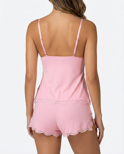 Conjunto de pijama de encaje rosa visto por detrás: tirantes y pantalones cortos