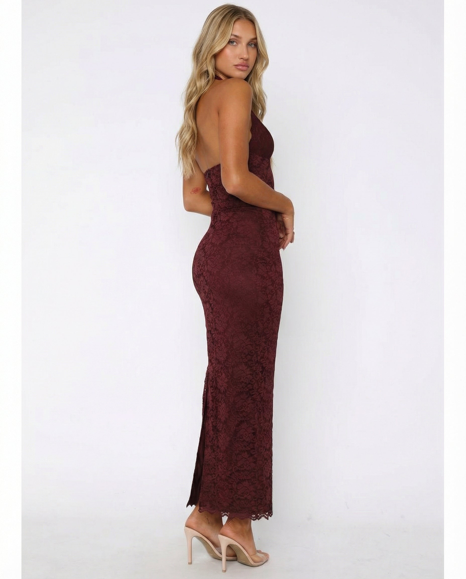 Vestido largo de encaje granate con espalda descubierta y dobladillo de encaje