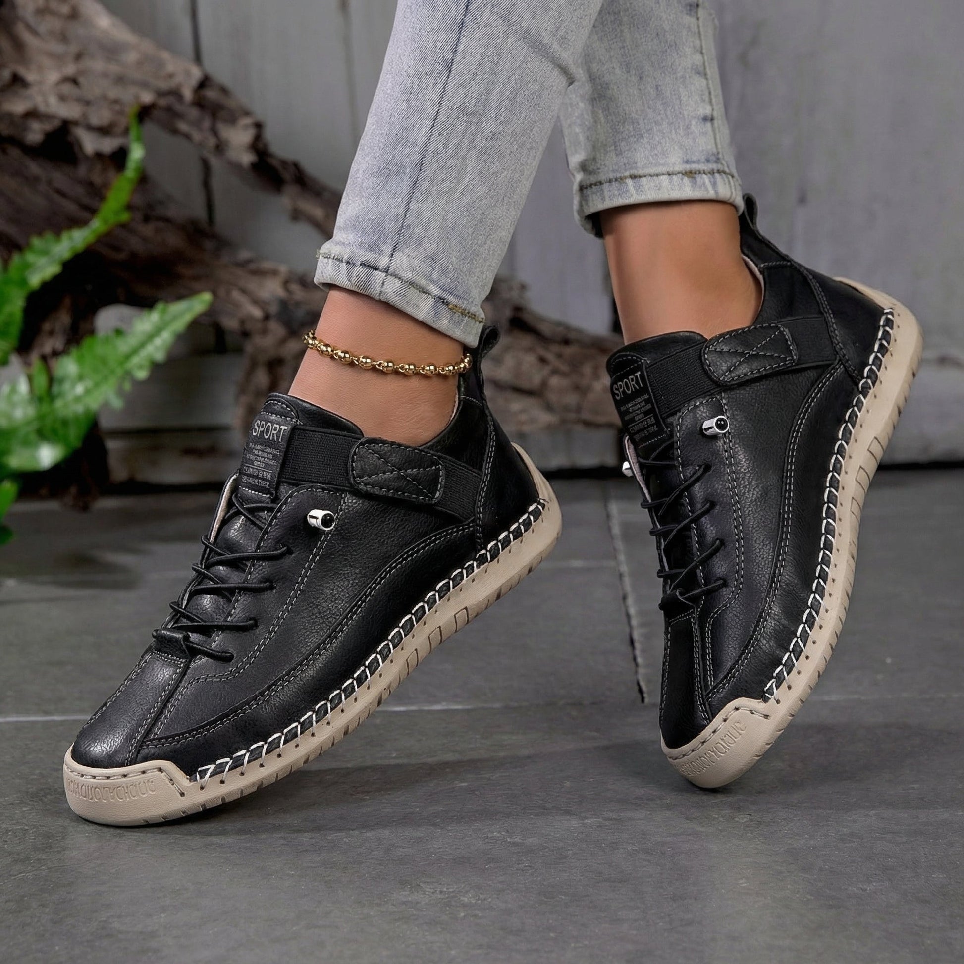 Zapatillas ortopédicas negras con cordones y suela beige con diseño de agarre