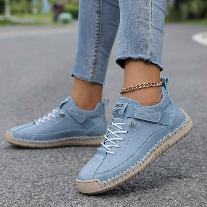 Zapatillas ortopédicas azul claro con cordones y suela flexible, vista en el pie.
