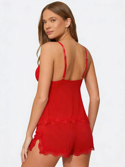 Conjunto de pijama de encaje rojo visto de espaldas, top de tirantes y short