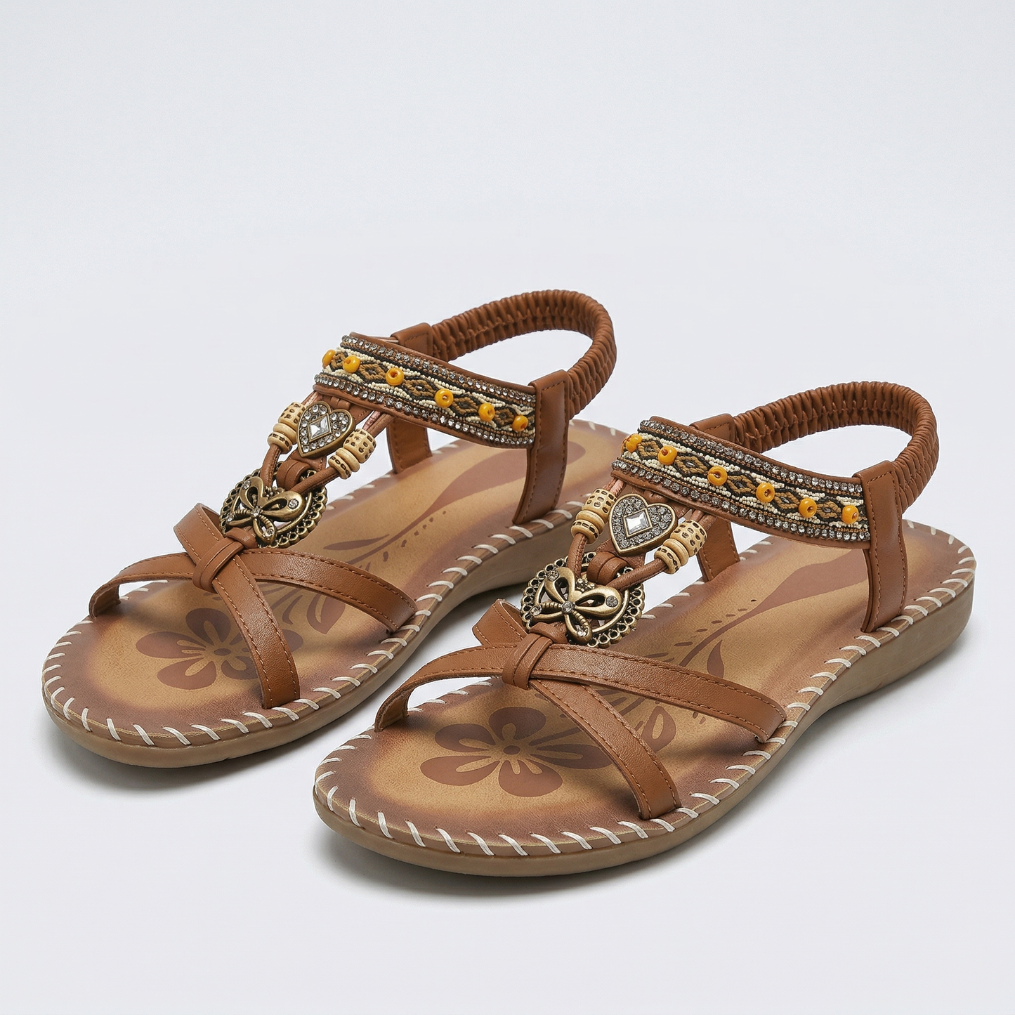 Sandalias ortopédicas estilo Ibiza beige con tiras marrones y emblemas dorados