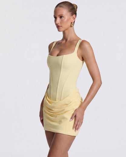 Vestido mini amarillo marfil de tirantes finos con paneles entallados y drapeado en la cintura