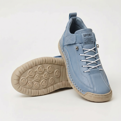 Zapatillas ortopédicas azules con puntera amplia y suela de goma, vista de costado.