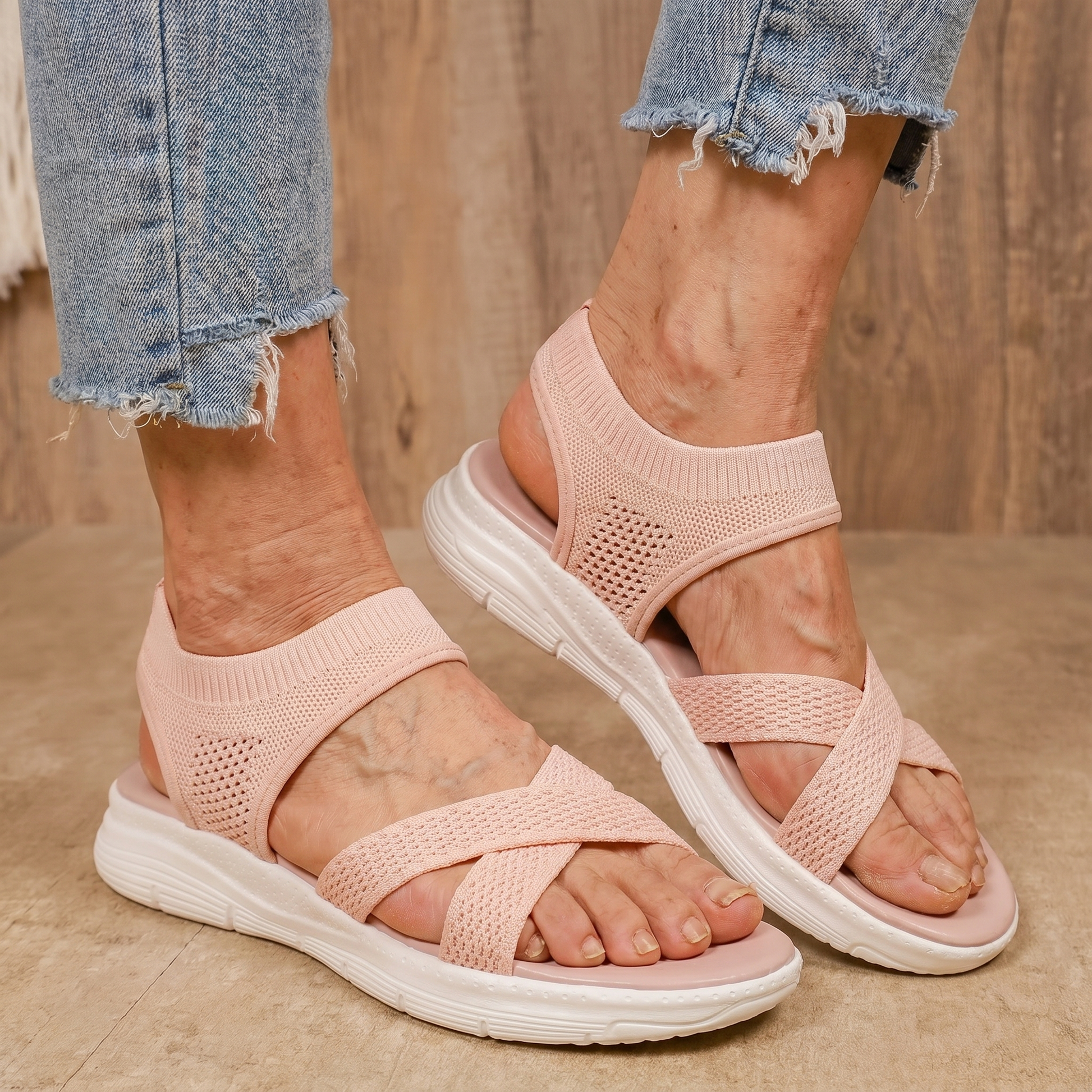 Sandalias ortopédicas rosa con talón elástico, tiras cruzadas y suela blanca gruesa