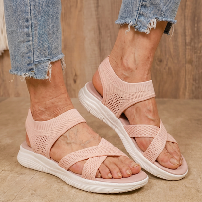 Sandalias ortopédicas rosa con talón elástico, tiras cruzadas y suela blanca gruesa