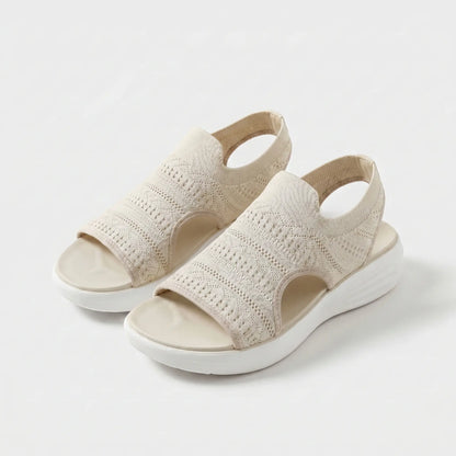 Sandalias ortopédicas de tejido beige, punta abierta y suela blanca acolchada