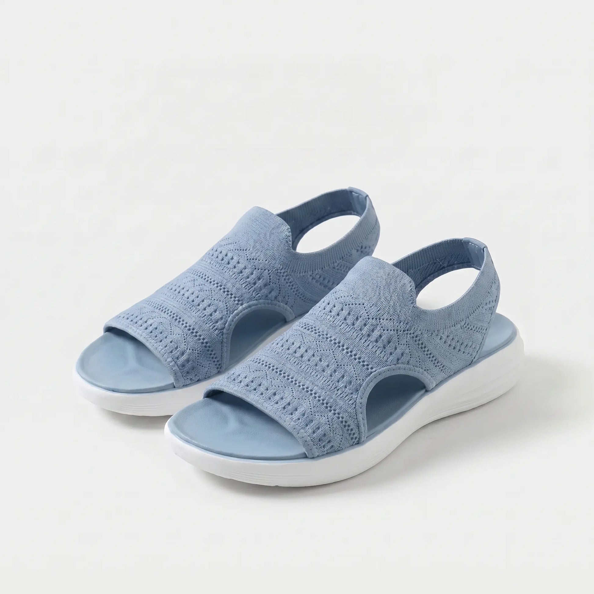 Sandalias ortopédicas de tejido azul claro, punta abierta y suela blanca acolchada