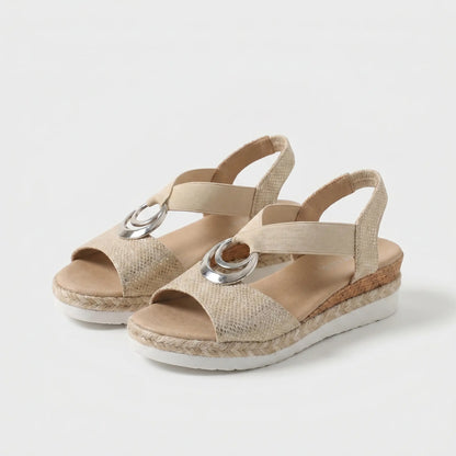 Sandalia ortopédica beige de doble tira con hebilla plateada y suela de cuña