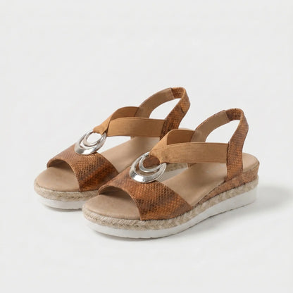 Sandalias ortopédicas de mujer color camel con estampado tipo reptil y hebilla plateada