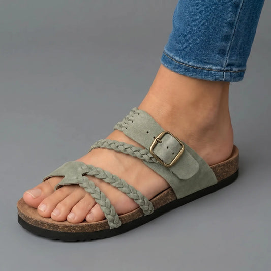 Sandalias anatómicas en verde salvia, tira trenzada y hebilla ajustable.
