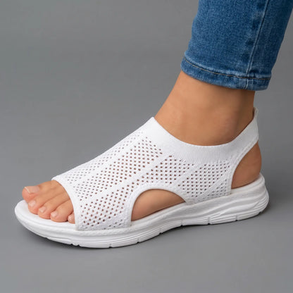 Sandalias ortopédicas blancas de malla con puntera abierta y suela blanca gruesa