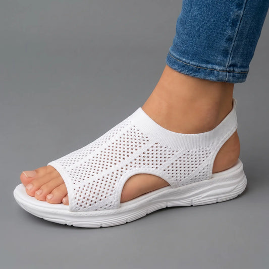Sandalias ortopédicas blancas de malla con puntera abierta y suela blanca gruesa
