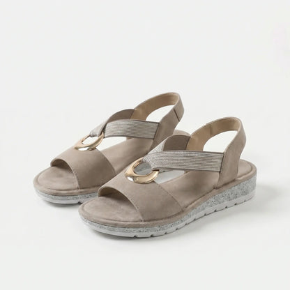 Sandalias ortopédicas confort beige con tira elástica gris y hebilla metálica