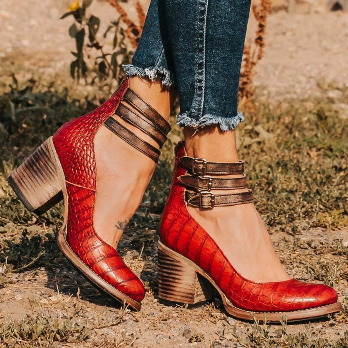 Zapatos de tacón rojos efecto serpiente con pulsera ajustable y hebilla