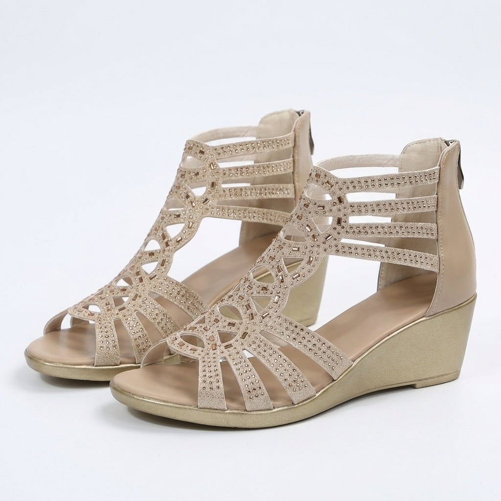 Sandalias beige con pedrería y tiras troqueladas, tacón cuña tipo bota abierta