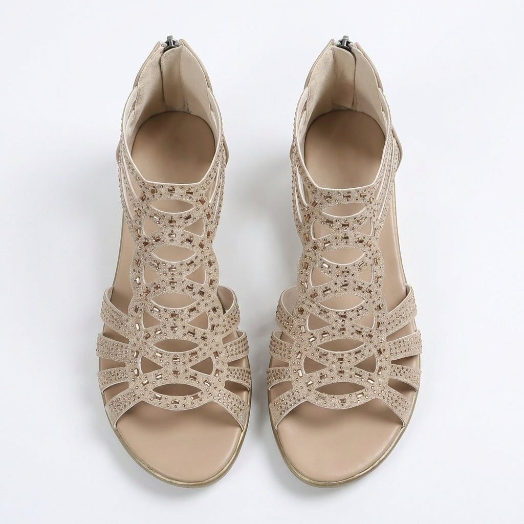Sandalias beige con pedrería y tiras troqueladas, vista superior con tacón cuña