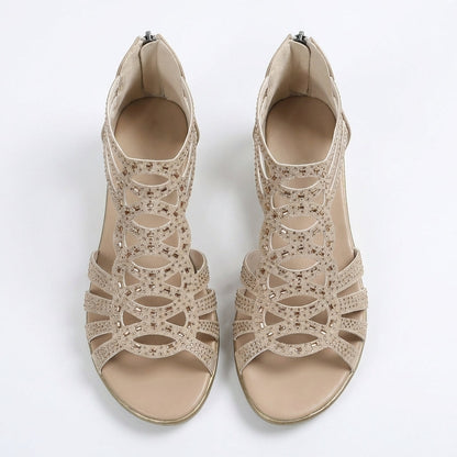 Sandalias beige con pedrería y tiras troqueladas, vista superior con tacón cuña